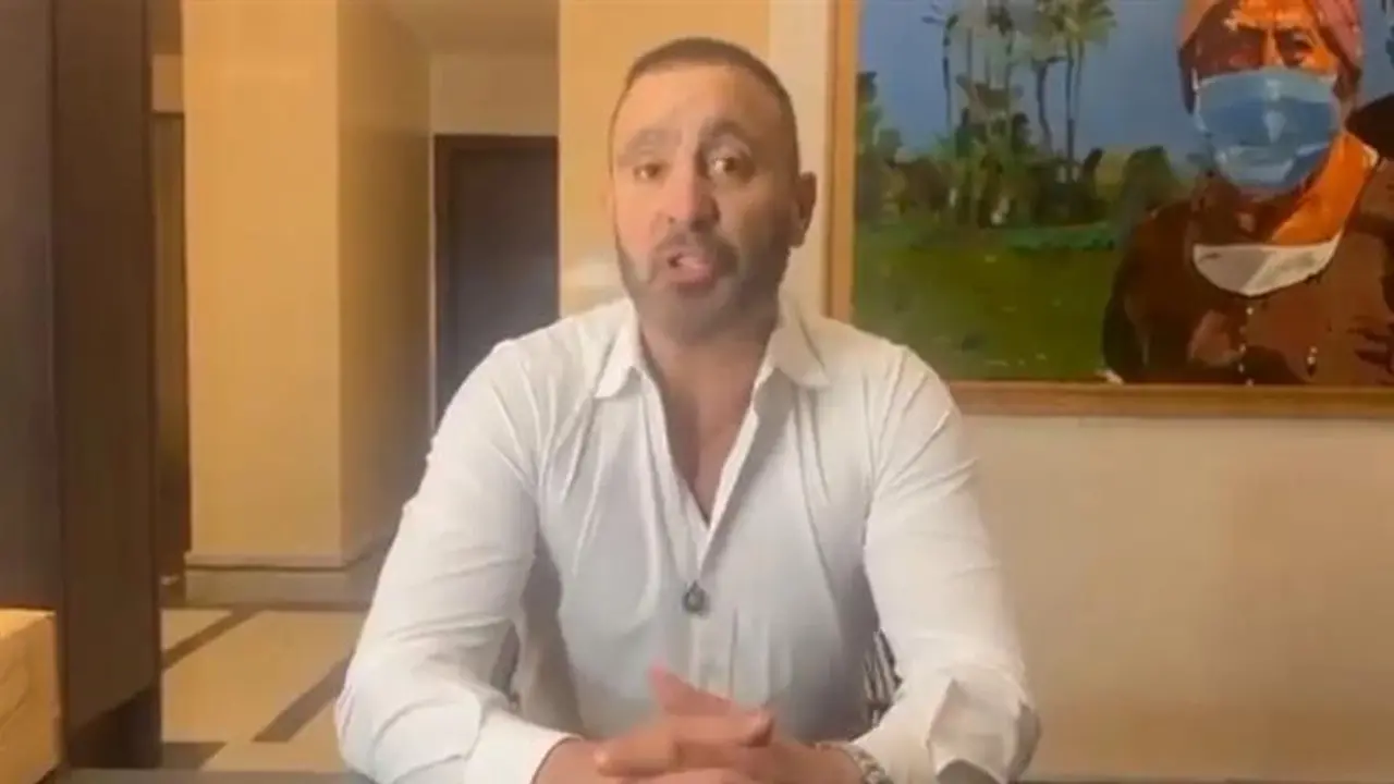 تحليل لغة جسد أحمد السقا تكشف توتره أثناء دعم محمد صلاح وانتقاده لإدارة ليفربول